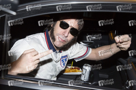 Sacha Baron Cohen bei seiner Ankunft in Berlin-Tegel