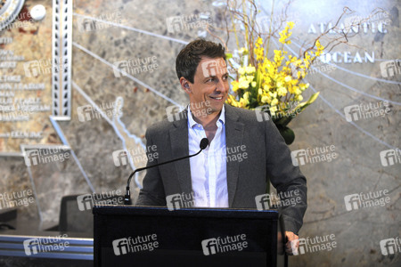 Seth Meyers schaltet das Licht am Empire State Building ein in New York