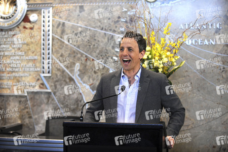 Seth Meyers schaltet das Licht am Empire State Building ein in New York