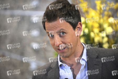 Seth Meyers schaltet das Licht am Empire State Building ein in New York