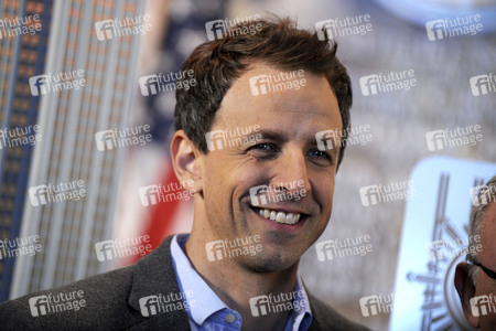 Seth Meyers schaltet das Licht am Empire State Building ein in New York