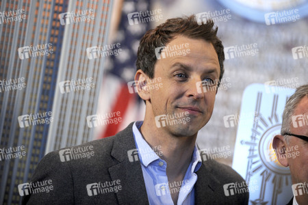 Seth Meyers schaltet das Licht am Empire State Building ein in New York