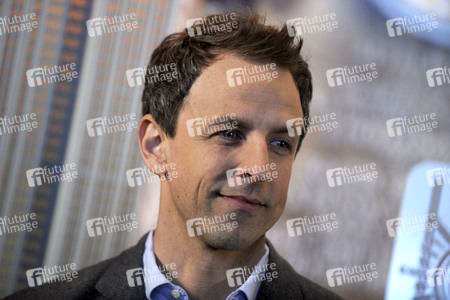 Seth Meyers schaltet das Licht am Empire State Building ein in New York