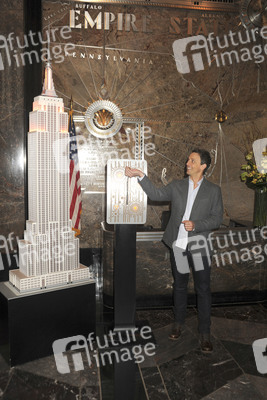 Seth Meyers schaltet das Licht am Empire State Building ein in New York