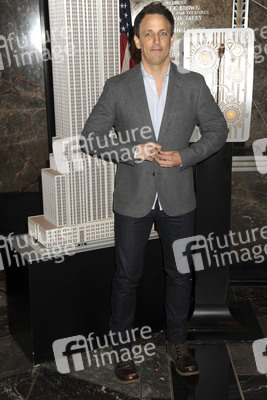 Seth Meyers schaltet das Licht am Empire State Building ein in New York