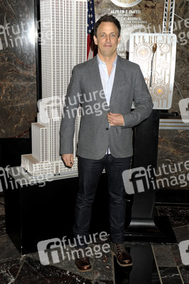 Seth Meyers schaltet das Licht am Empire State Building ein in New York