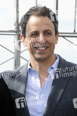 Seth Meyers schaltet das Licht am Empire State Building ein in New York