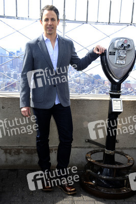 Seth Meyers schaltet das Licht am Empire State Building ein in New York