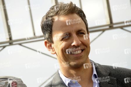Seth Meyers schaltet das Licht am Empire State Building ein in New York