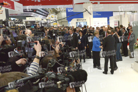 Angela Merkel beim Rundgang über die Computermesse CeBIT in Hannover