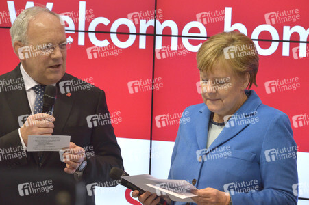 Angela Merkel beim Rundgang über die Computermesse CeBIT in Hannover