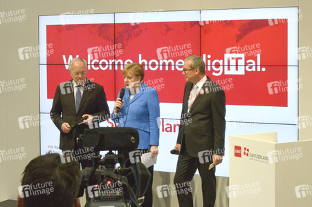 Angela Merkel beim Rundgang über die Computermesse CeBIT in Hannover