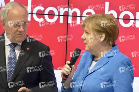 Angela Merkel beim Rundgang über die Computermesse CeBIT in Hannover