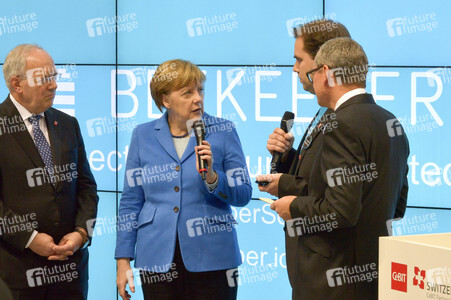 Angela Merkel beim Rundgang über die Computermesse CeBIT in Hannover