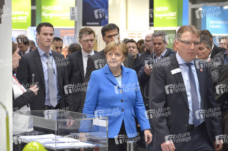 Angela Merkel beim Rundgang über die Computermesse CeBIT in Hannover