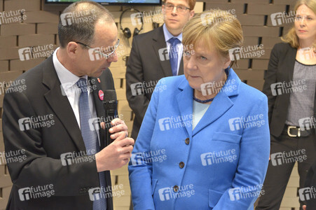 Angela Merkel beim Rundgang über die Computermesse CeBIT in Hannover