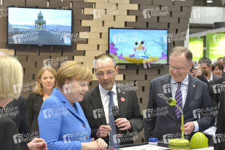 Angela Merkel beim Rundgang über die Computermesse CeBIT in Hannover