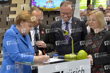 Angela Merkel beim Rundgang über die Computermesse CeBIT in Hannover