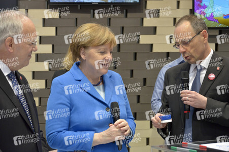 Angela Merkel beim Rundgang über die Computermesse CeBIT in Hannover