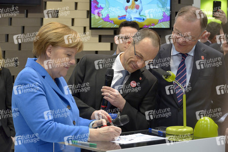 Angela Merkel beim Rundgang über die Computermesse CeBIT in Hannover