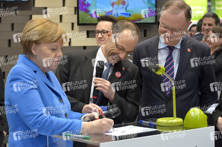 Angela Merkel beim Rundgang über die Computermesse CeBIT in Hannover