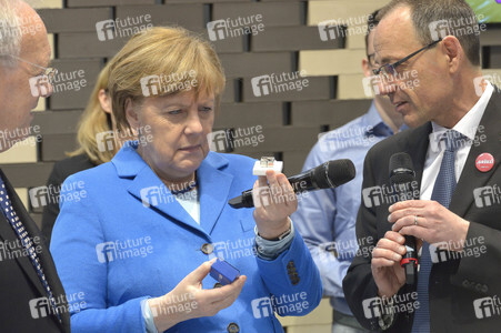 Angela Merkel beim Rundgang über die Computermesse CeBIT in Hannover