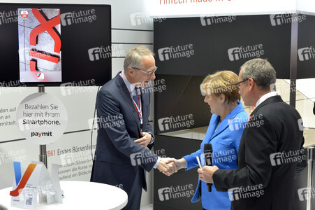 Angela Merkel beim Rundgang über die Computermesse CeBIT in Hannover