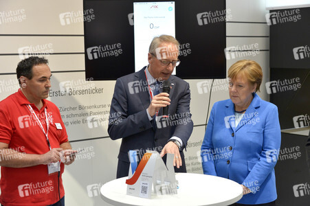 Angela Merkel beim Rundgang über die Computermesse CeBIT in Hannover