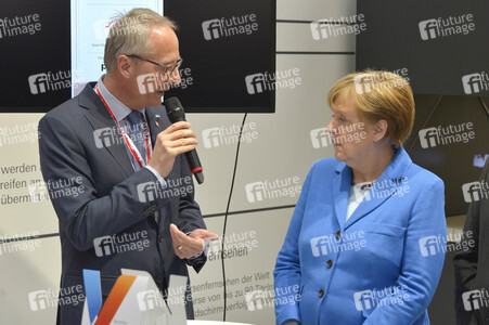 Angela Merkel beim Rundgang über die Computermesse CeBIT in Hannover