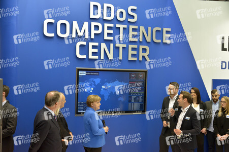 Angela Merkel beim Rundgang über die Computermesse CeBIT in Hannover