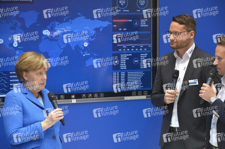Angela Merkel beim Rundgang über die Computermesse CeBIT in Hannover