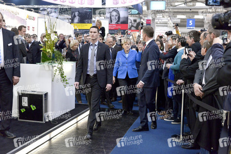 Angela Merkel beim Rundgang über die Computermesse CeBIT in Hannover