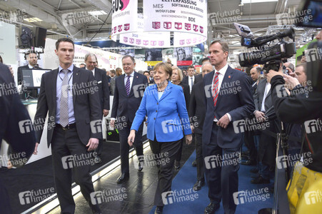 Angela Merkel beim Rundgang über die Computermesse CeBIT in Hannover
