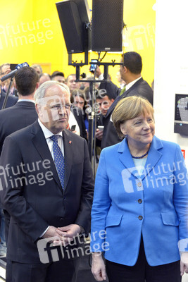 Angela Merkel beim Rundgang über die Computermesse CeBIT in Hannover