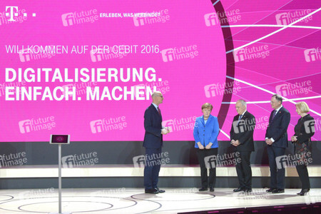 Angela Merkel beim Rundgang über die Computermesse CeBIT in Hannover