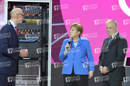 Angela Merkel beim Rundgang über die Computermesse CeBIT in Hannover