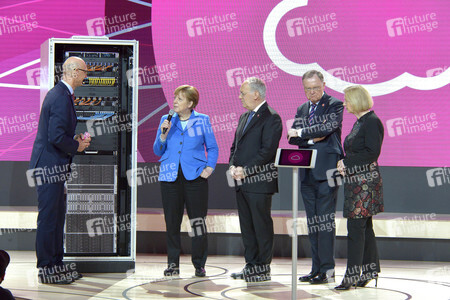 Angela Merkel beim Rundgang über die Computermesse CeBIT in Hannover
