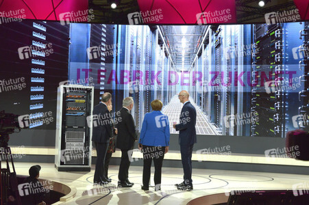 Angela Merkel beim Rundgang über die Computermesse CeBIT in Hannover