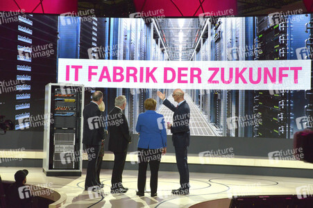 Angela Merkel beim Rundgang über die Computermesse CeBIT in Hannover