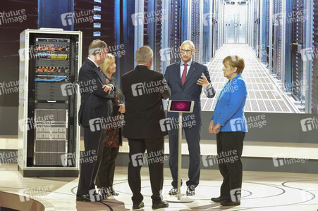 Angela Merkel beim Rundgang über die Computermesse CeBIT in Hannover