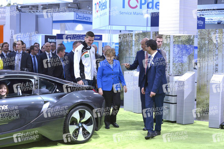 Angela Merkel beim Rundgang über die Computermesse CeBIT in Hannover