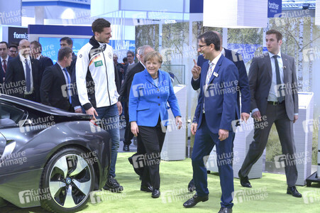 Angela Merkel beim Rundgang über die Computermesse CeBIT in Hannover