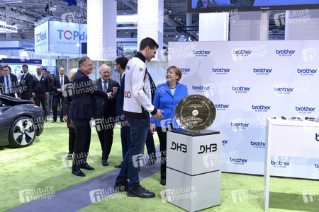 Angela Merkel beim Rundgang über die Computermesse CeBIT in Hannover