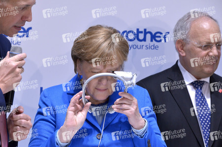Angela Merkel beim Rundgang über die Computermesse CeBIT in Hannover