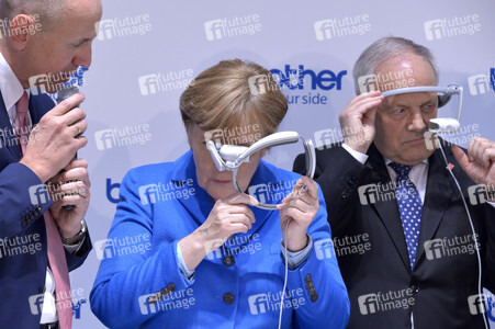 Angela Merkel beim Rundgang über die Computermesse CeBIT in Hannover