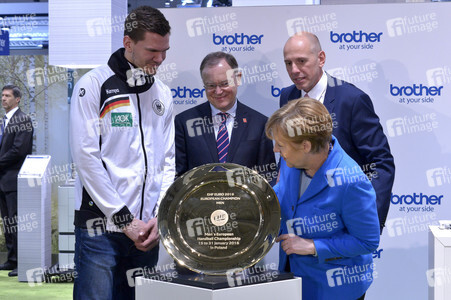 Angela Merkel beim Rundgang über die Computermesse CeBIT in Hannover