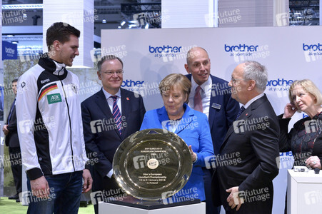 Angela Merkel beim Rundgang über die Computermesse CeBIT in Hannover