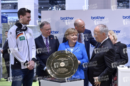 Angela Merkel beim Rundgang über die Computermesse CeBIT in Hannover