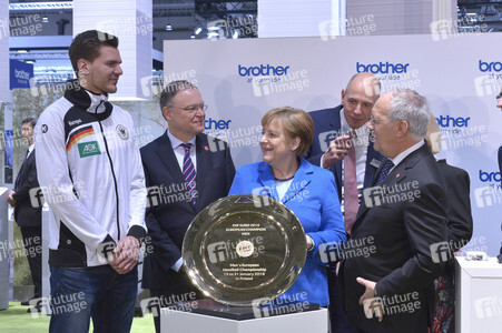 Angela Merkel beim Rundgang über die Computermesse CeBIT in Hannover