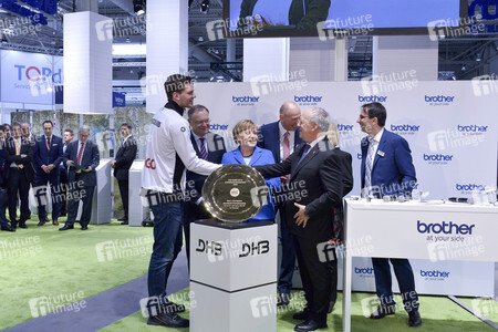 Angela Merkel beim Rundgang über die Computermesse CeBIT in Hannover